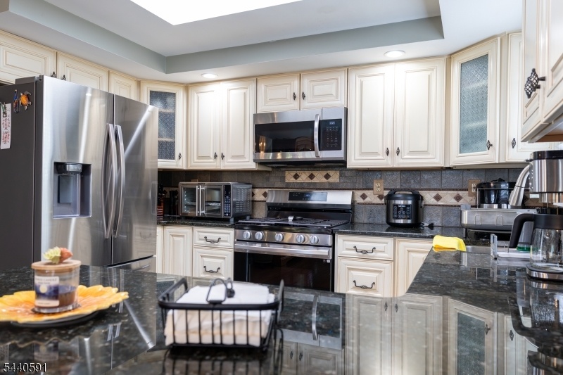 Spacious Kitchen-Breakfast Bar