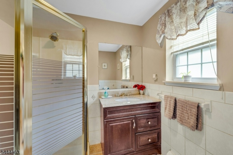 Full Bath off 1st flr Mudroom