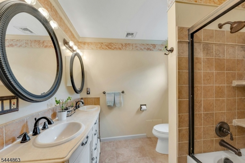 Hall Bathroom/shower over tub
