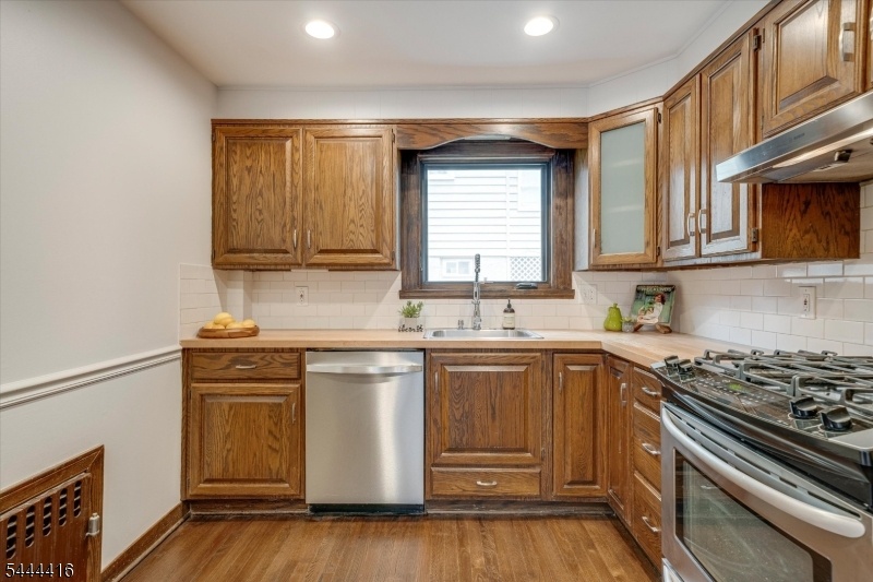Kitchen 3 of 5