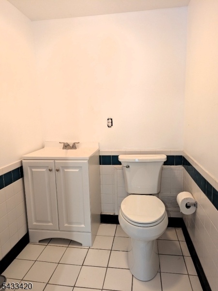 1st Floor Powder Rm 2
