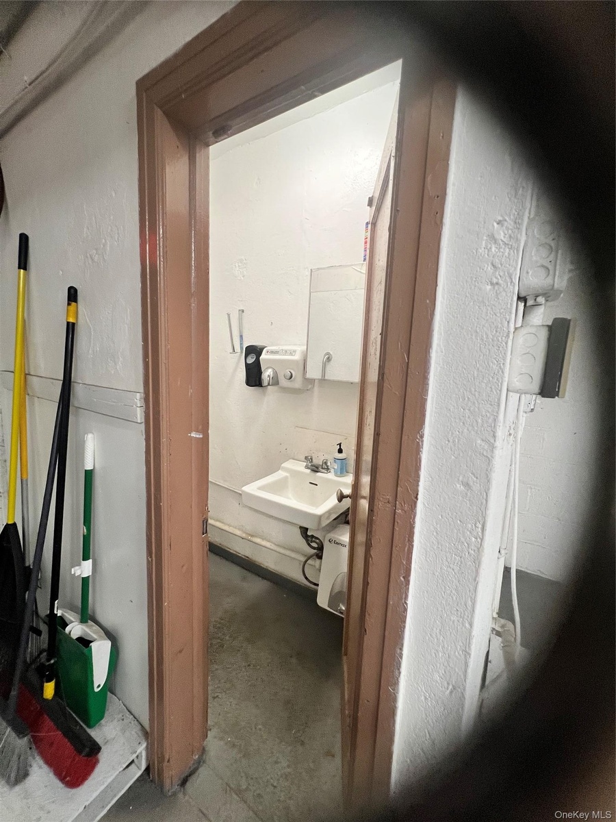 2nd Bathroom.