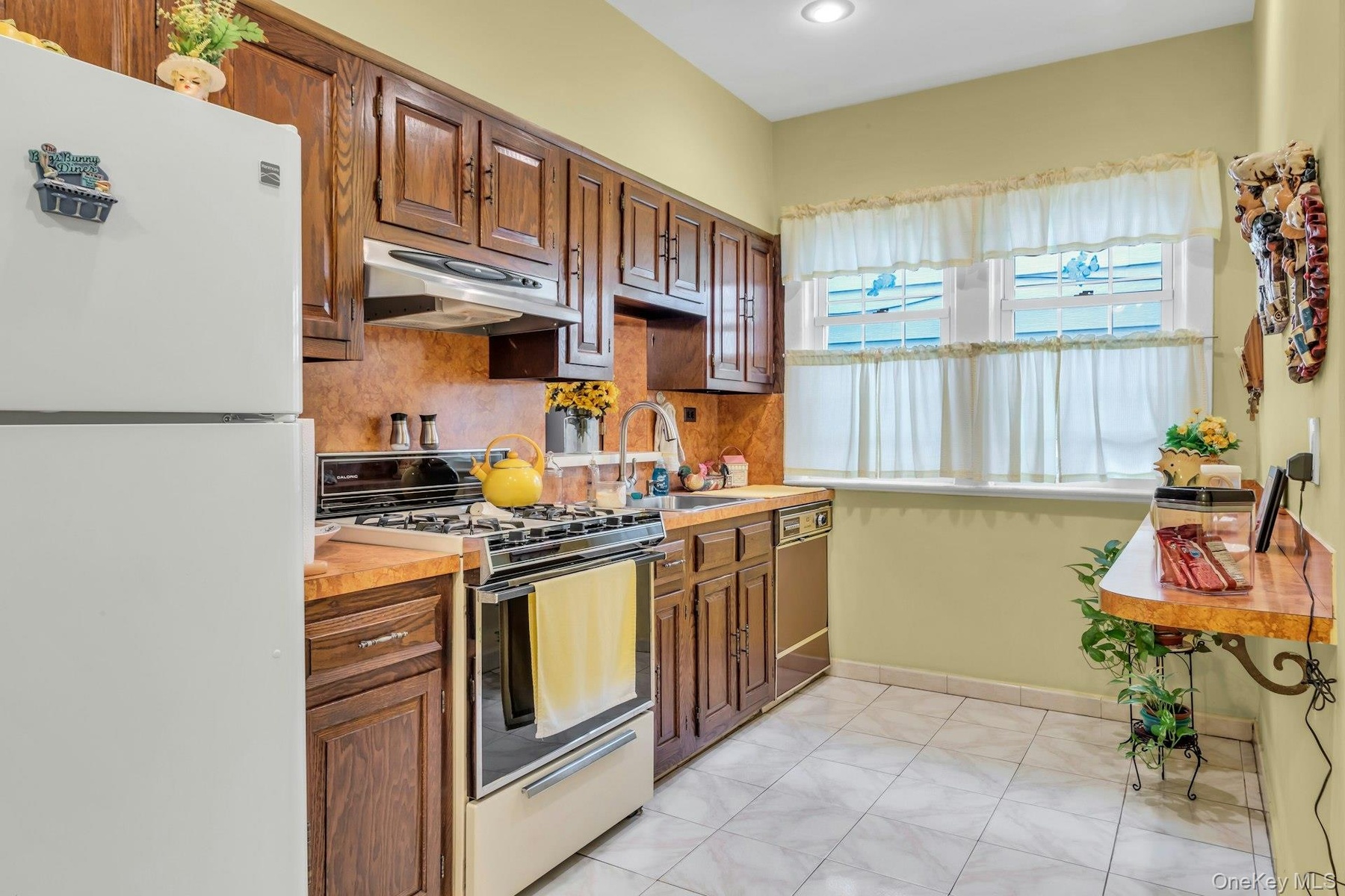 All wood cabinets in beautiful (like-new!) condition.