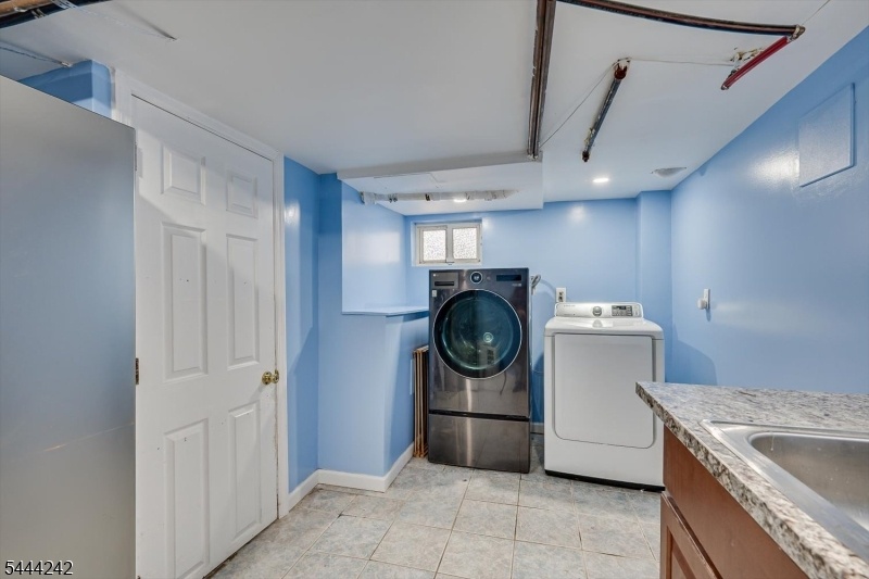 Washer/Dryer Included in Sale