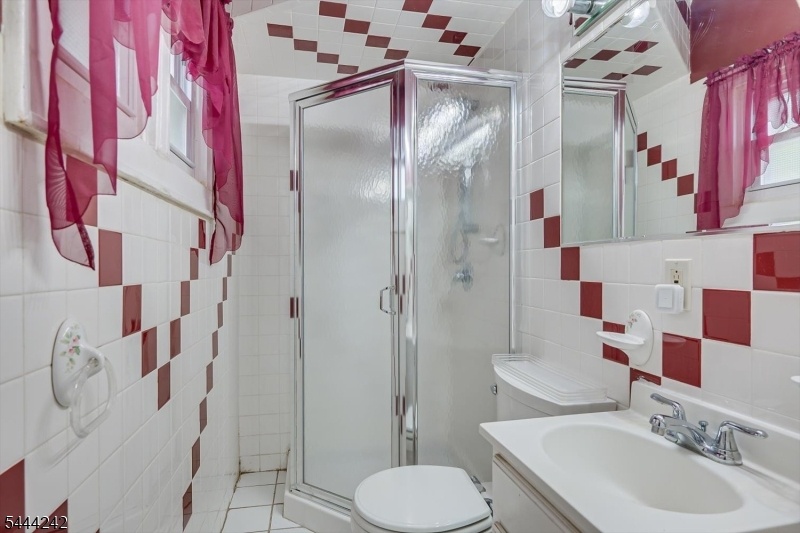 Full Bath w/Shower (1st Fl)