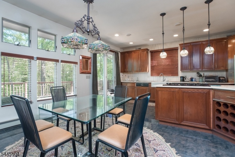 Kitchen eating area