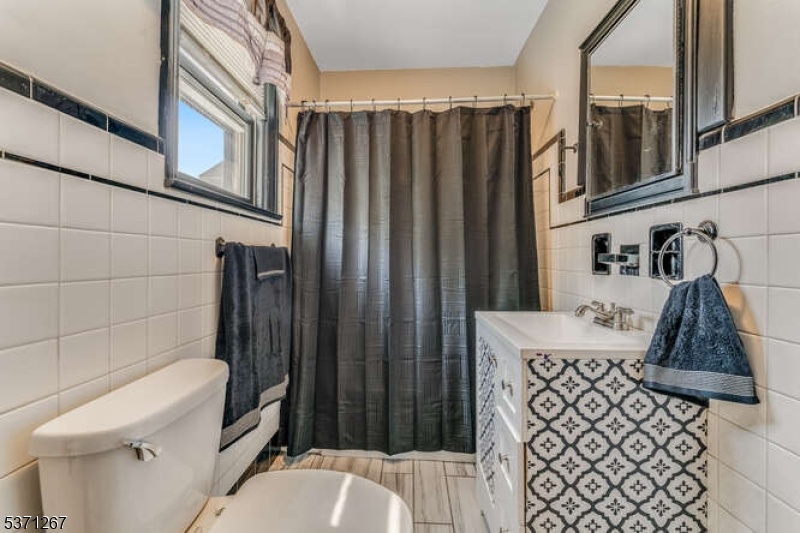FULL BATH - 1ST FLOOR