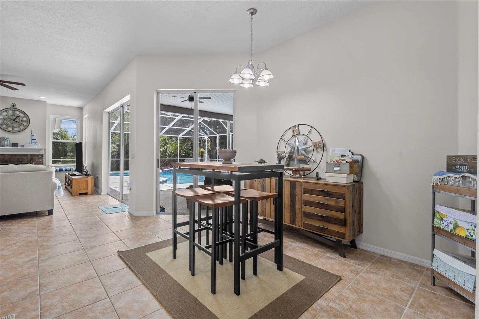 Eat in dining off kitchen