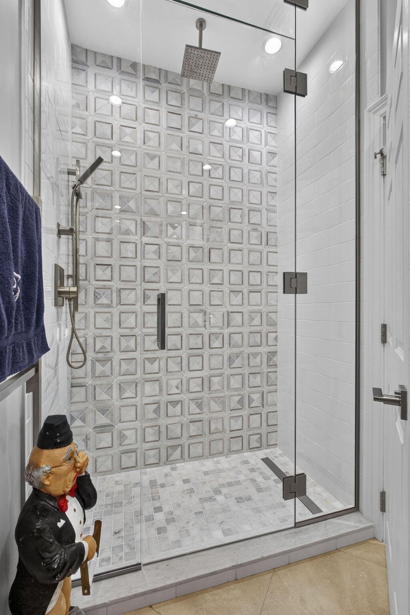 1ST LEVEL FULL BATH/SHOWER