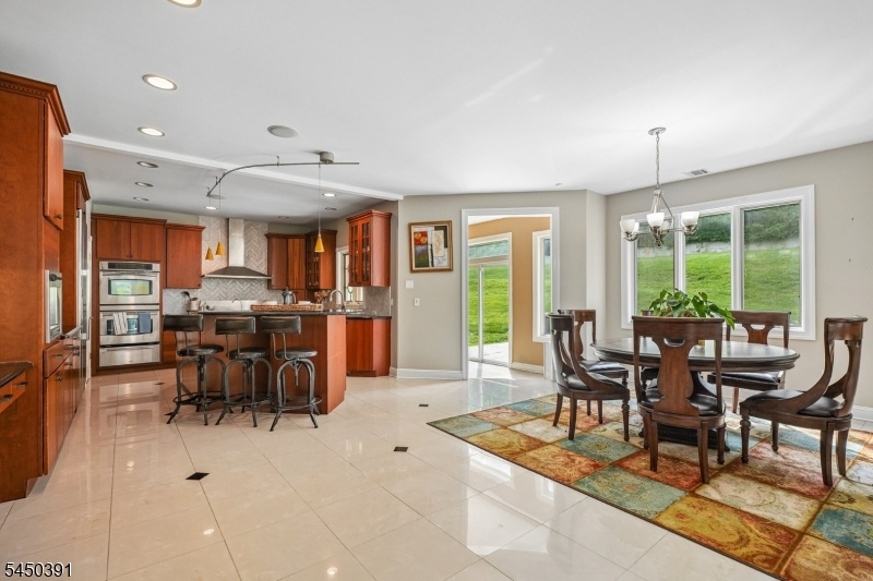 Gourmet Eat-in Kitchen