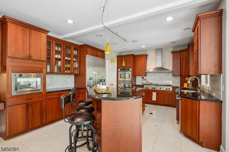 Gourmet Eat-in Kitchen