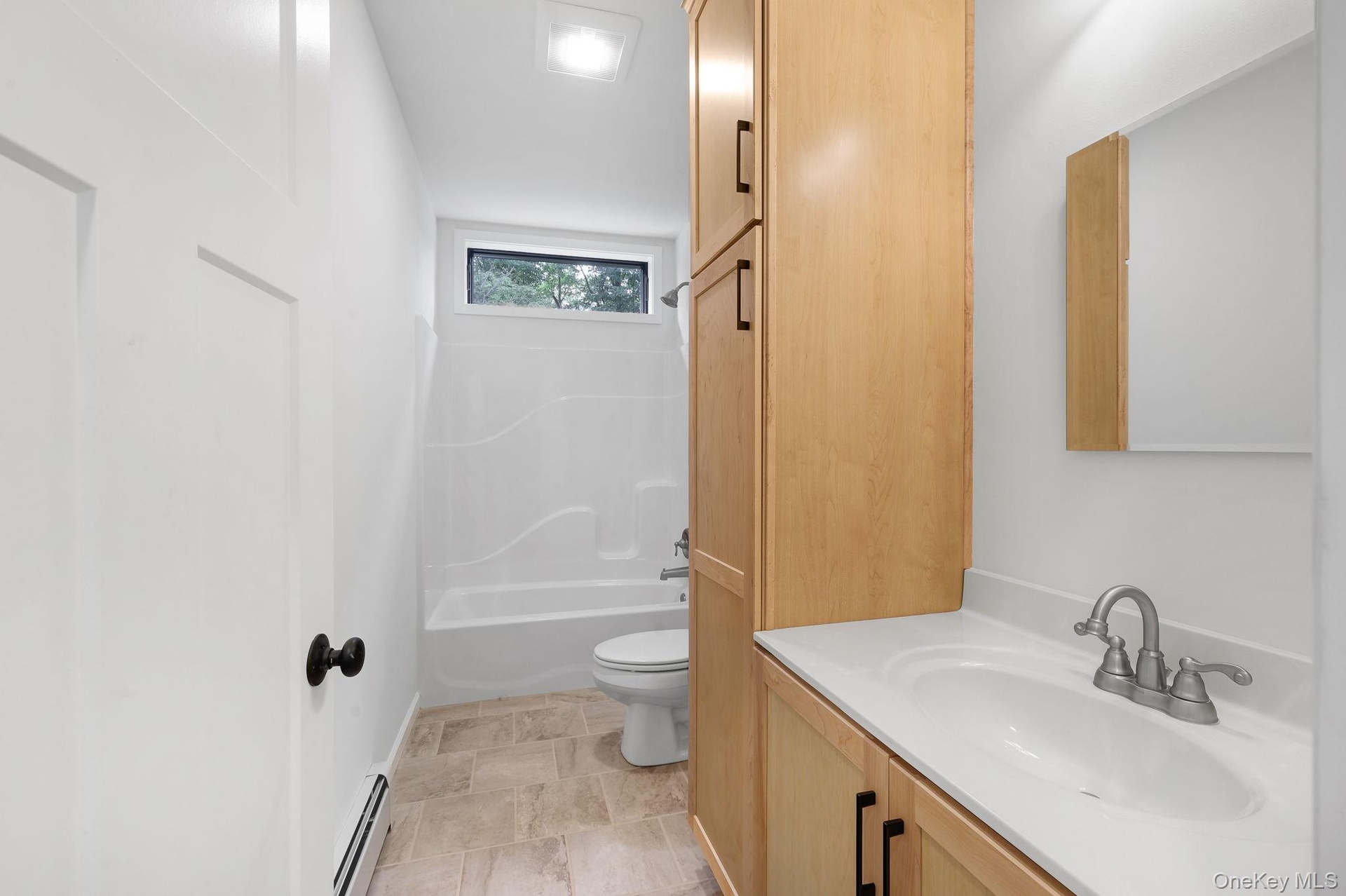 Full bathroom just across from the 2 bedrooms, very high ceilings and lots of natural light.