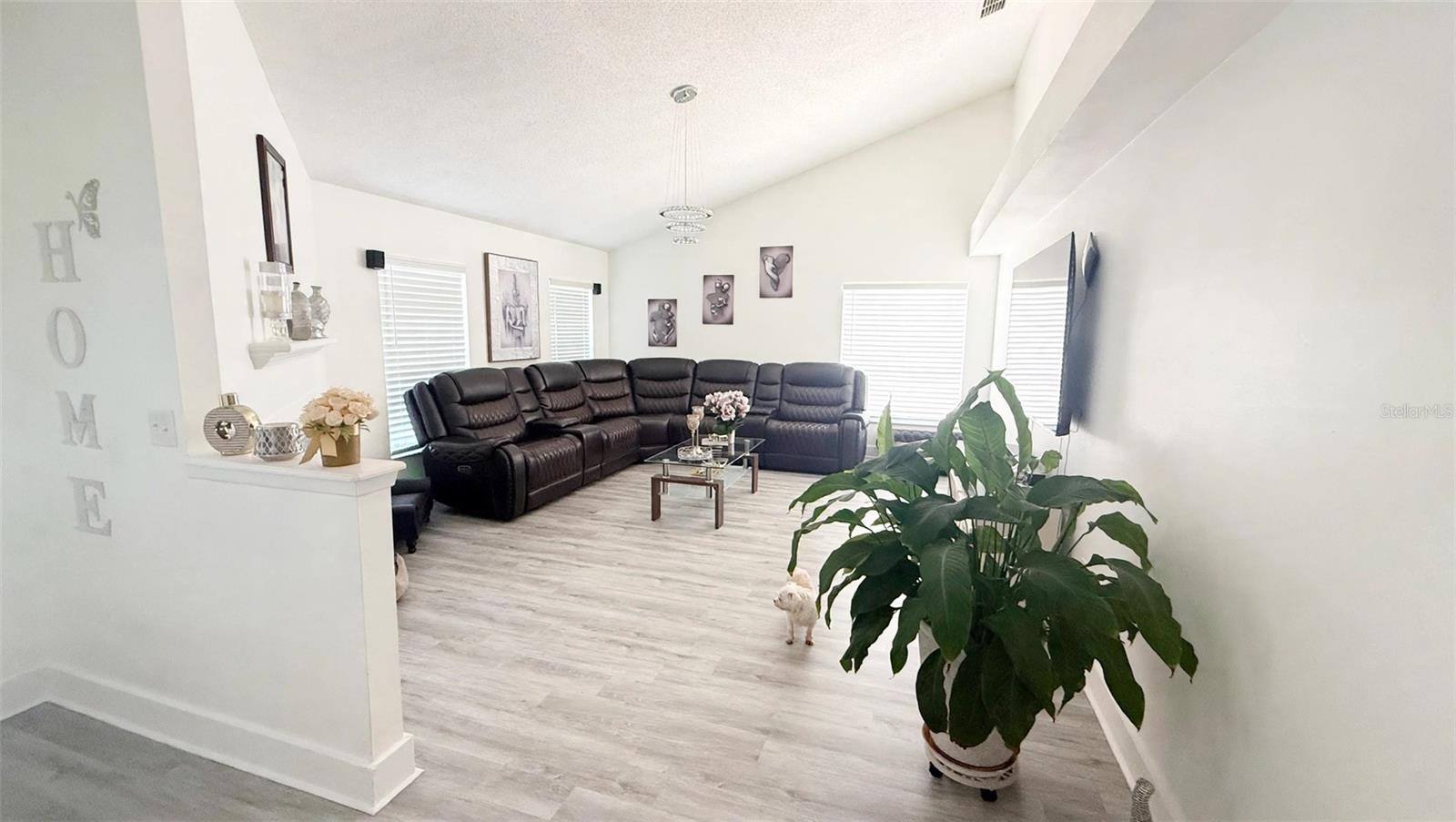 LIVINGROOM