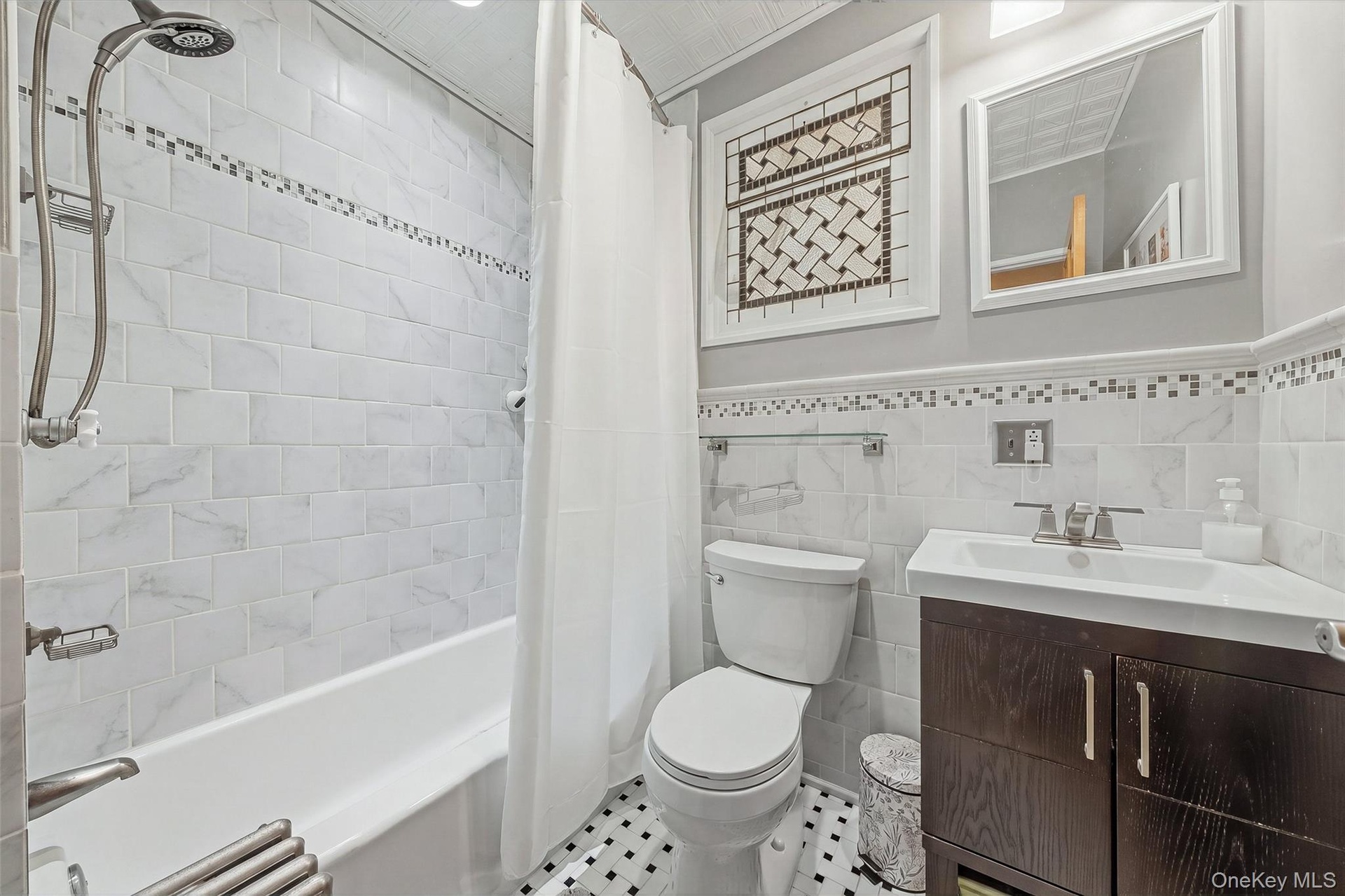 127 Hill Rd Main Hall Full Bathroom