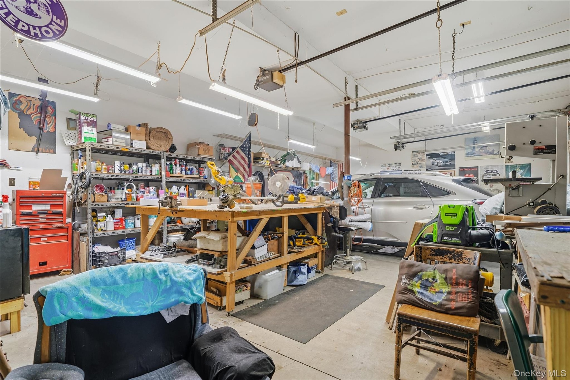 127 & 129 Hill Road Carriage House 3.5 Car Garage Temperature Controlled 10' Ceiling.