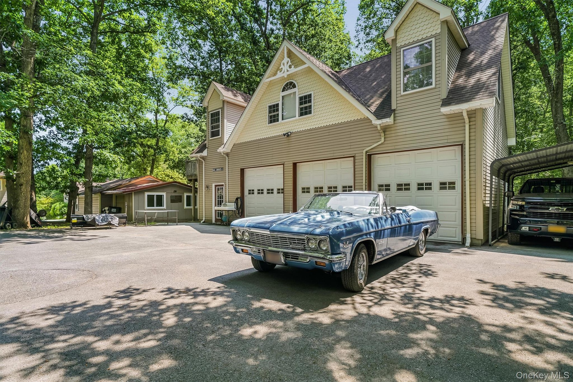 127 & 129 Hill Road Carriage House 3.5 Car Garage with 2nd Floor Loft.
