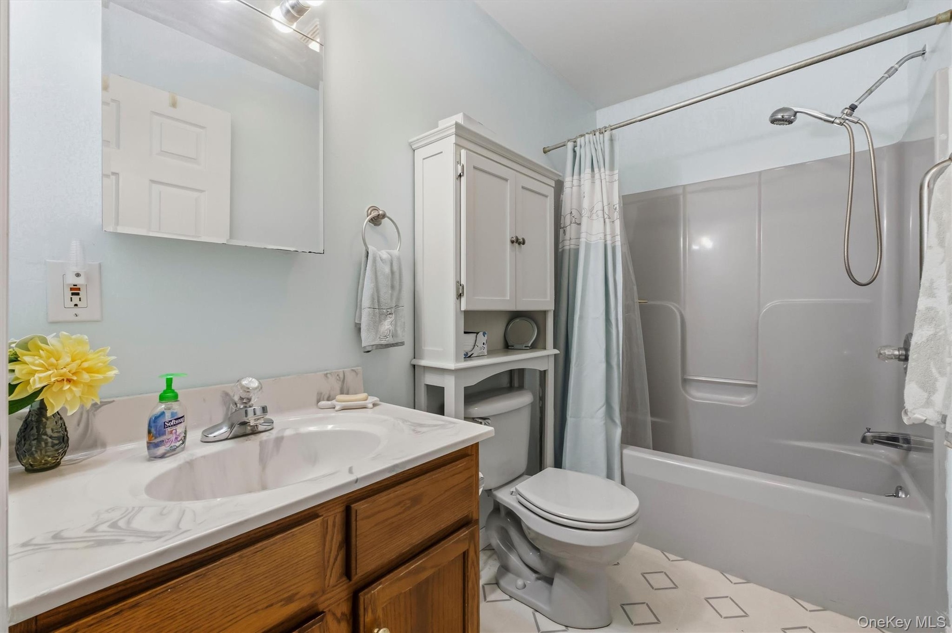 Main hall bath is spotlessly clean