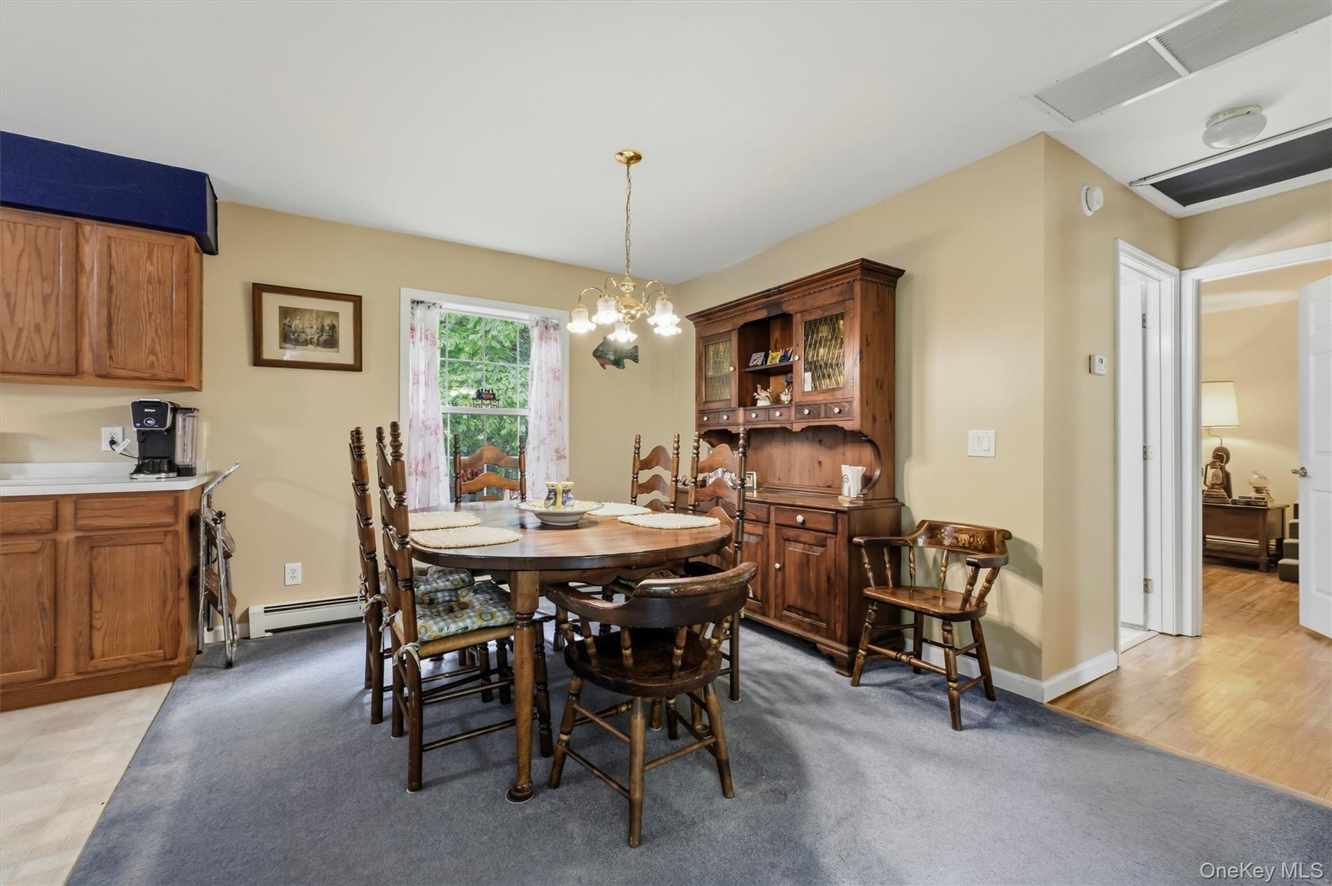 Easily expand the table for even more seating to accommodate 8 guests or more...