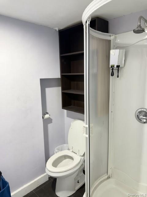 Corner shower enclosure with an integrated showerhead, and a wall-mounted shelving unit