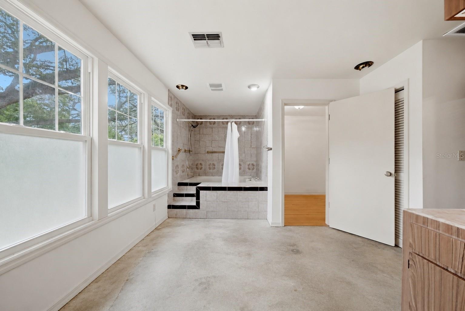 Bathroom***Virtual Staging with Concrete