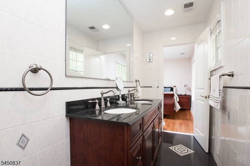 Apartment Full Bath
