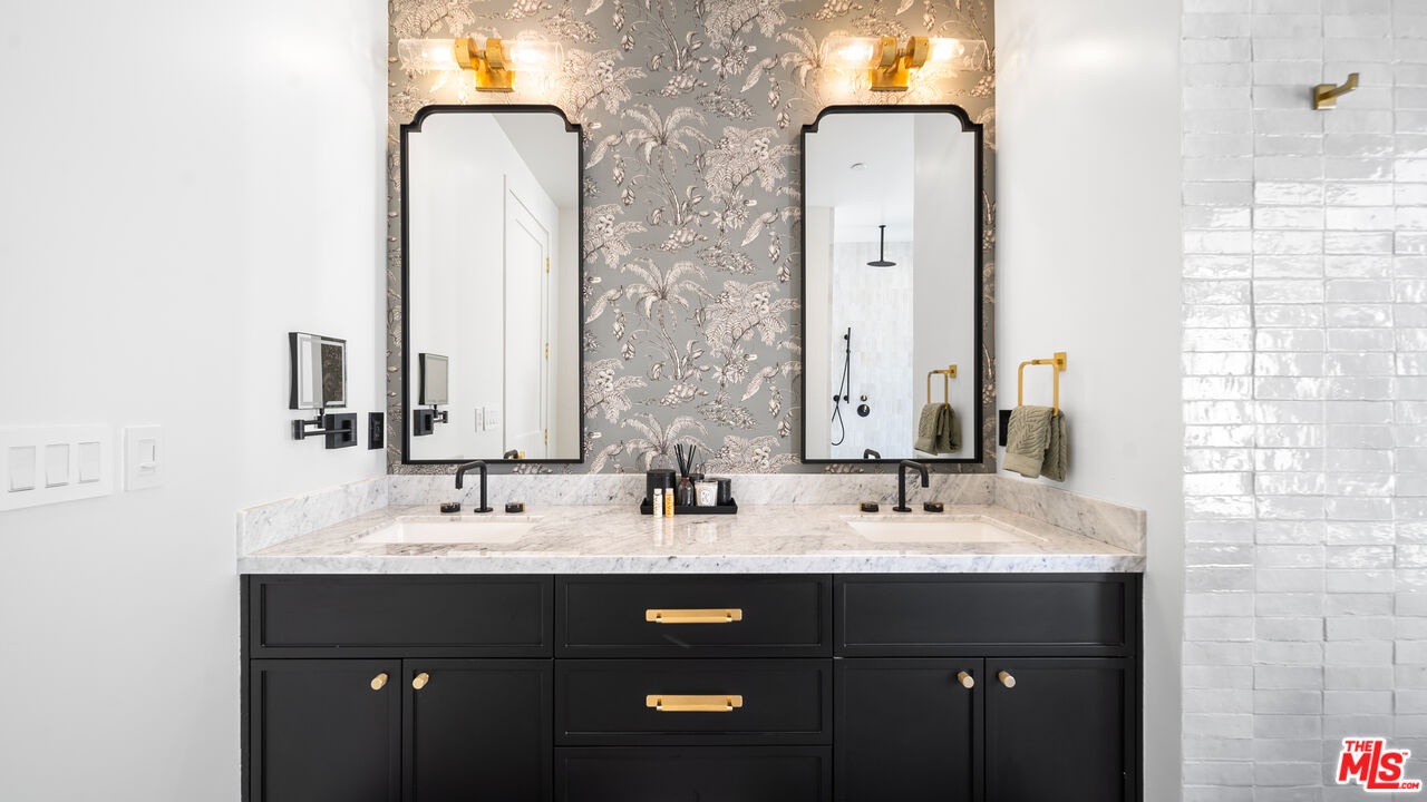 ensuite downstaris second priu