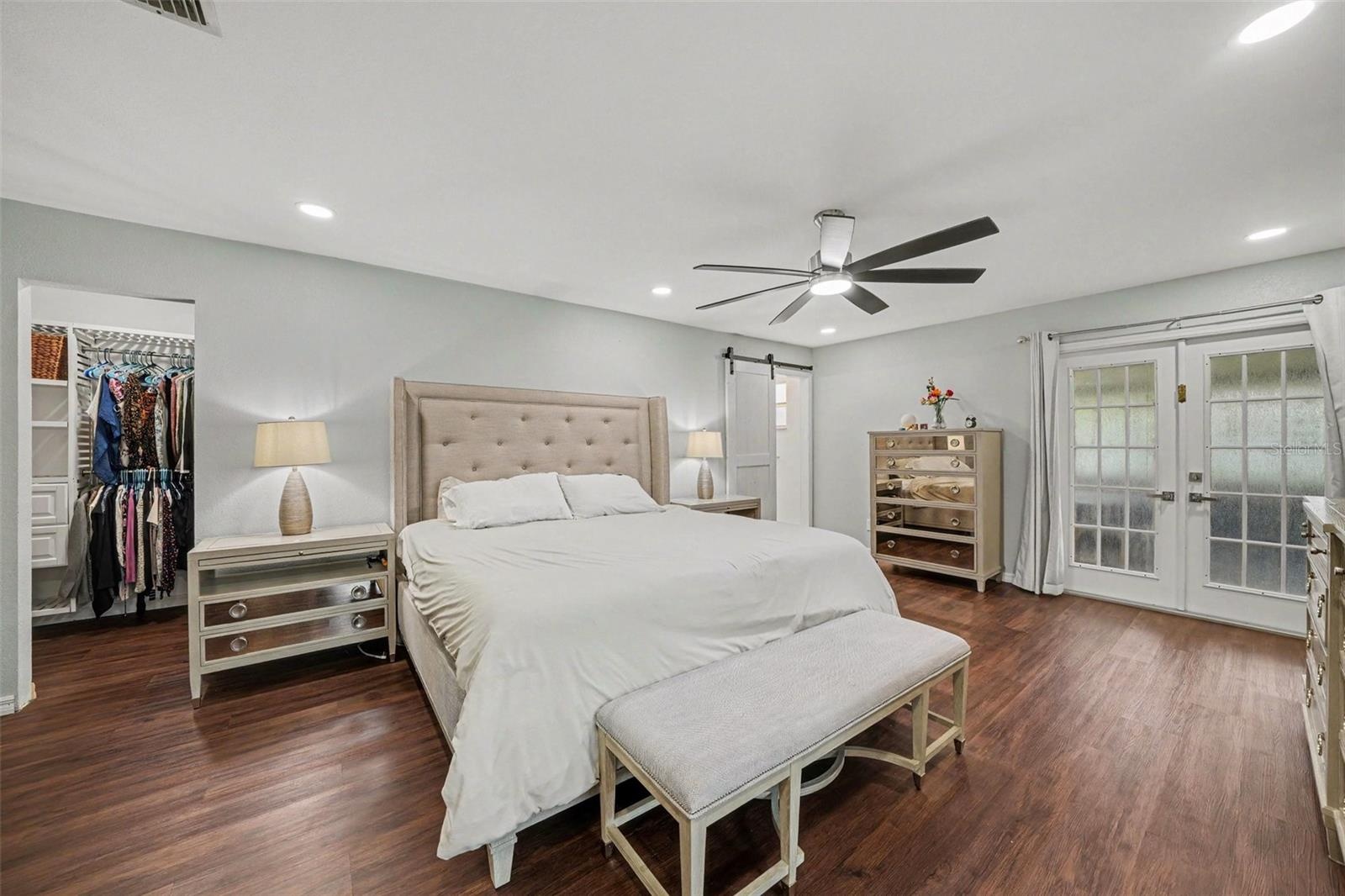 Primary Bedroom w/ensuite Bath & a Walk-in closet 22'8"x14'