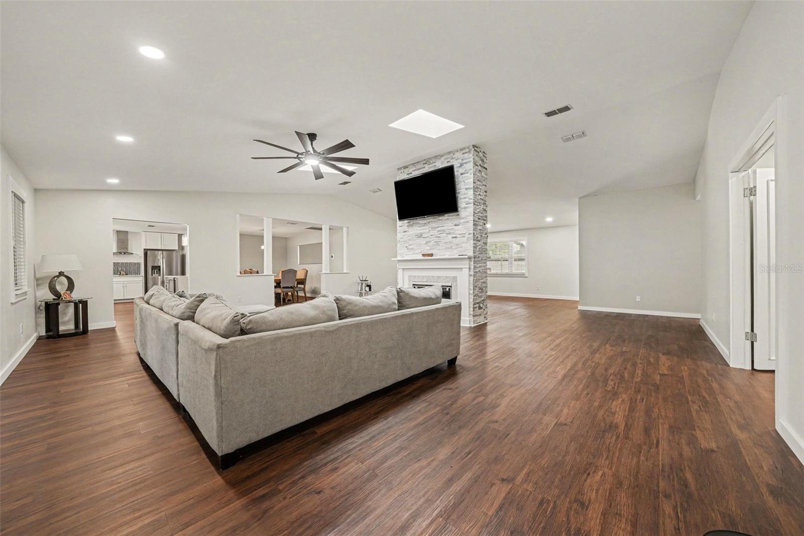 Spacious 27'x18'8" Family Room w/ ceiling fan