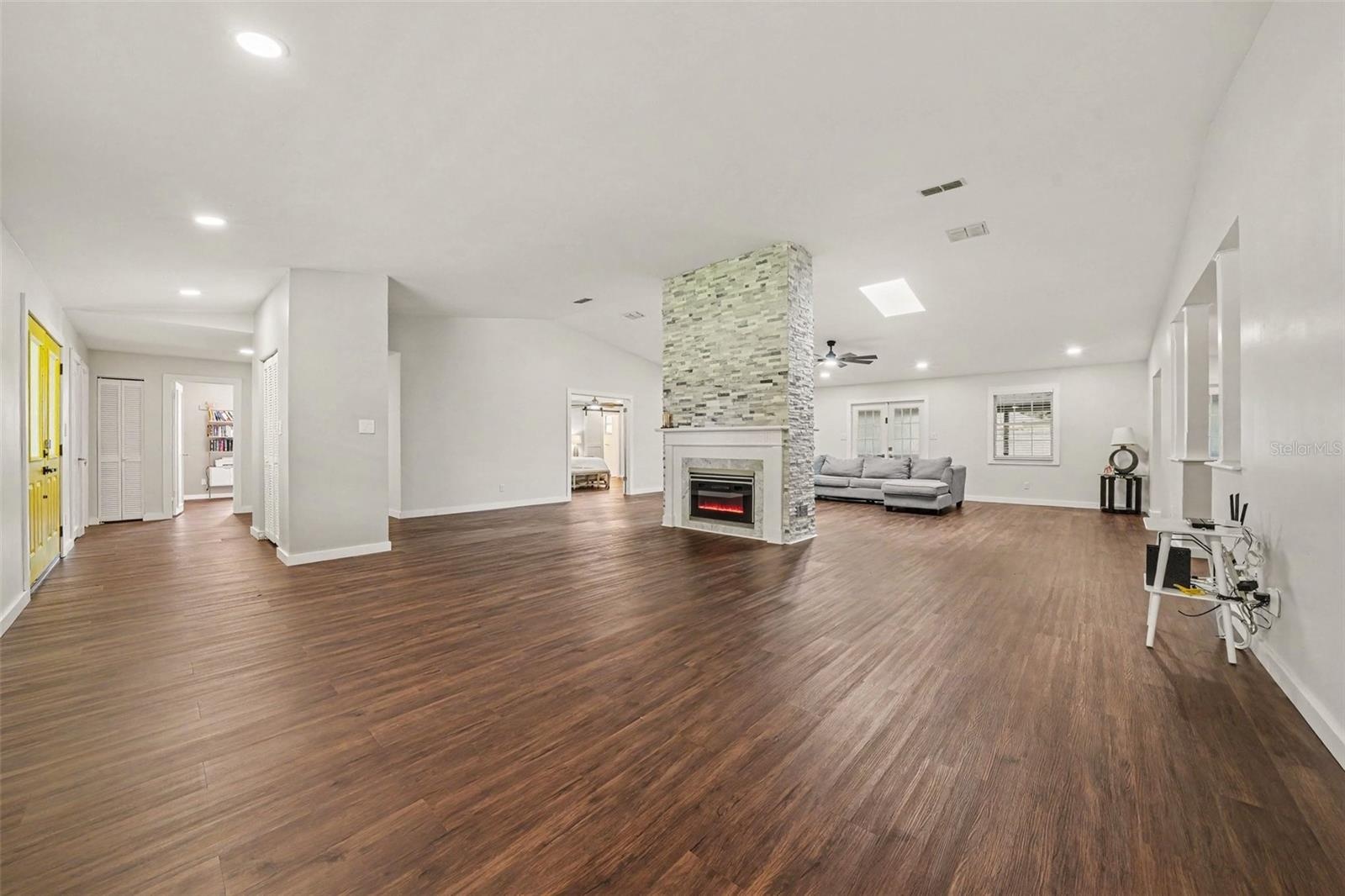 Large Living Room 27'x18'8" w/ Fireplace & stone column