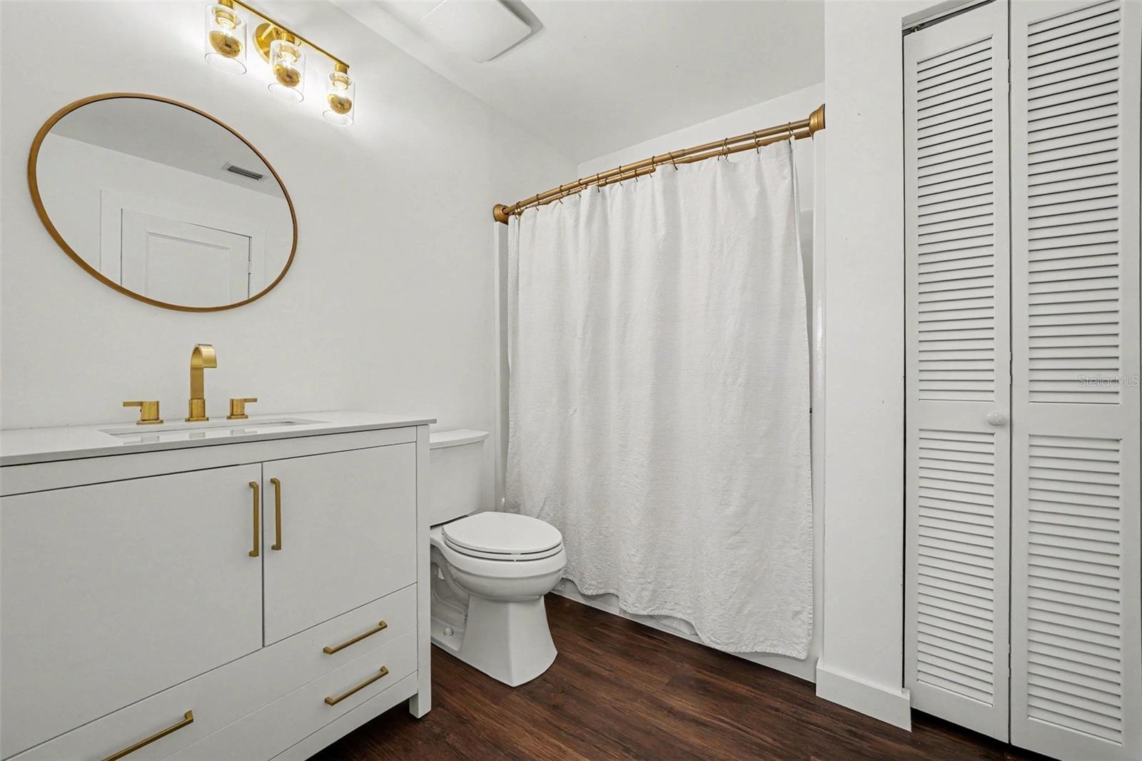 2nd Bathroom w/shower & tub connected to 2nd BR