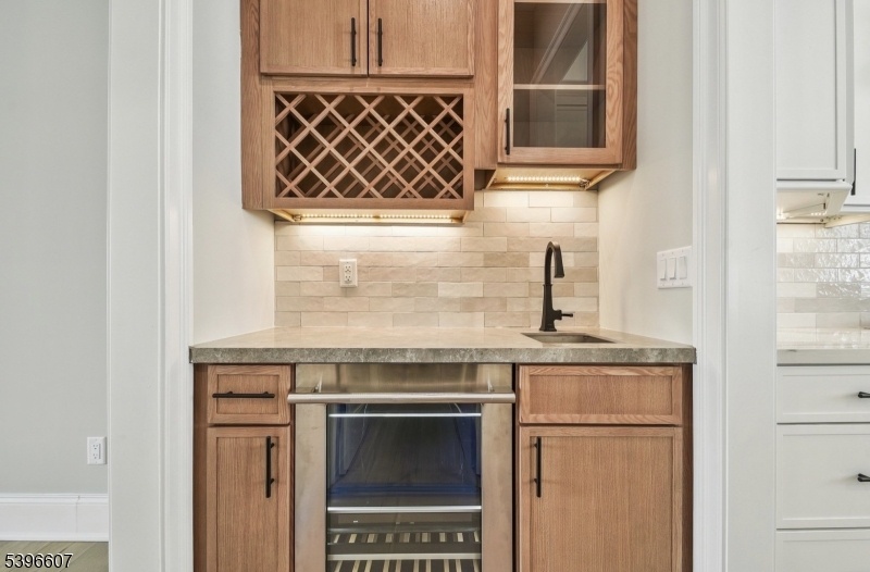 Wet Bar with wine refrigerato