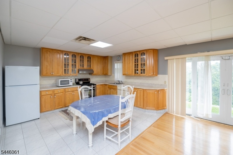 Lower Level FULL Kitchen!
