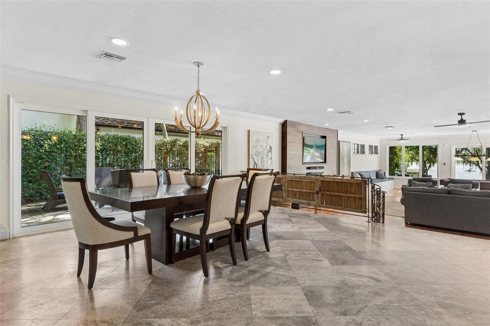Large Dining Space for the Simple dinner or formal party