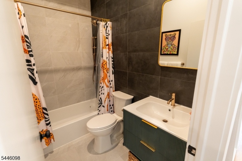 2nd full bath 2nd fl