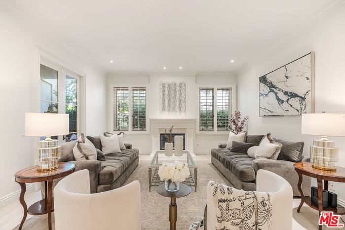 Spacious Living Room with Dire