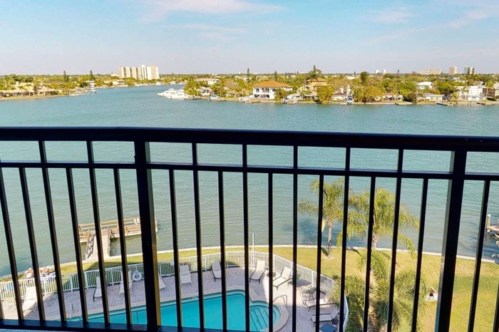 Wide open waterfront Intracoastal views.