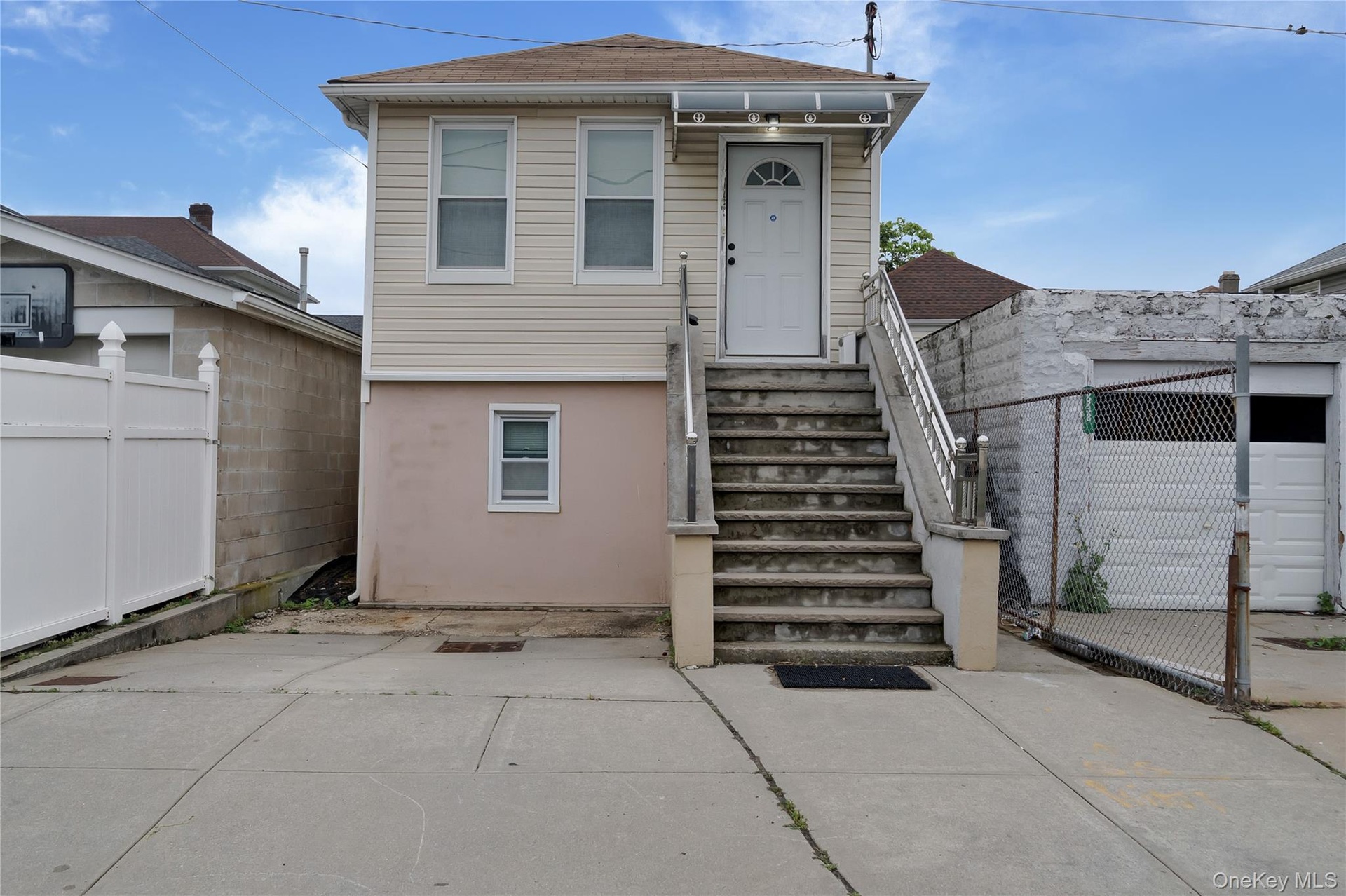 Front / Parking to the left of the stairs