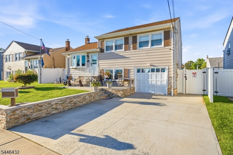 Front Exterior & Driveway