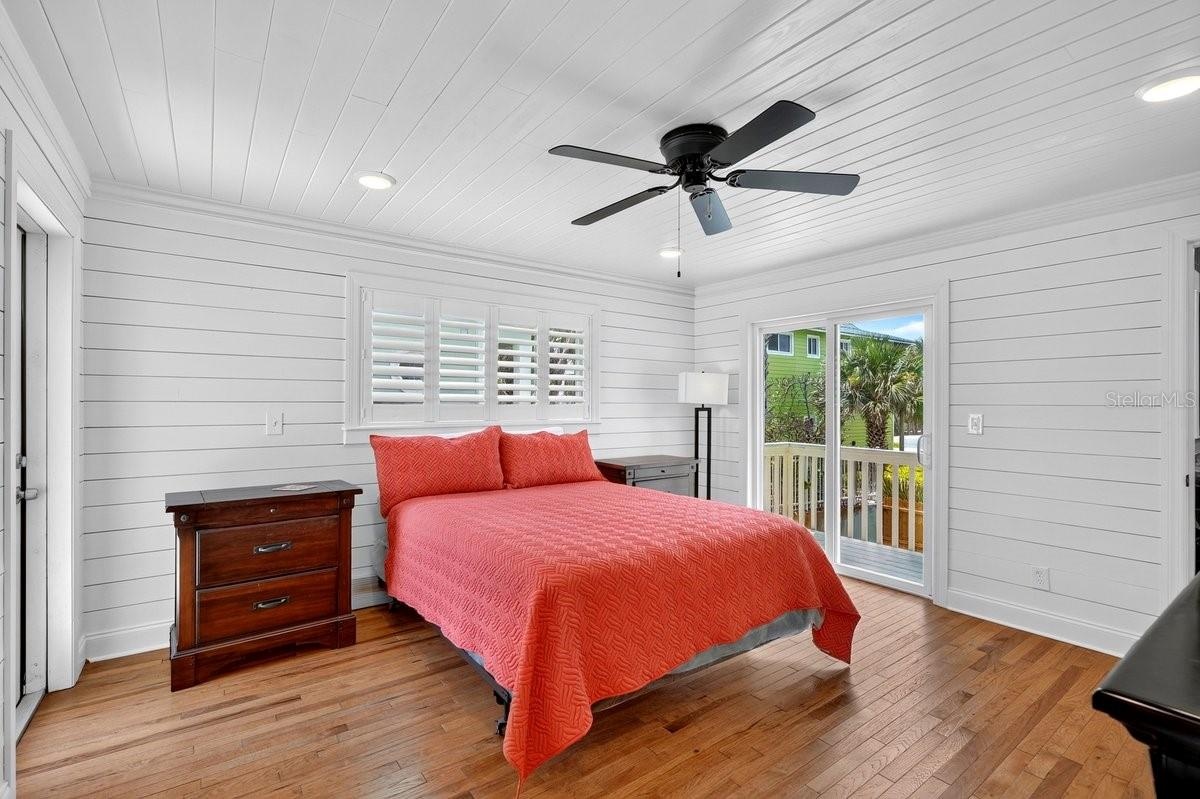Oceanview Guest Suite #3 with oceanview deck & sunset Deck