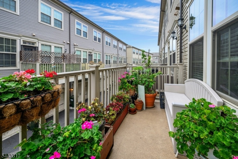 DECK/BALCONY