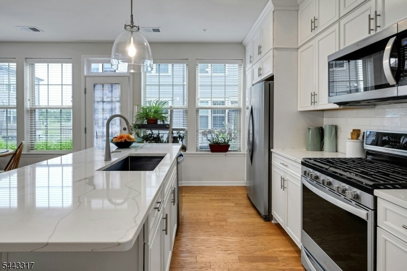 KITCHEN / BALCONY