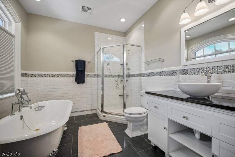 2nd Fl En-Suite Full Bath