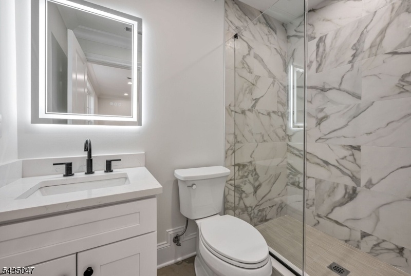 2nd Level bedroom ensuite bath
