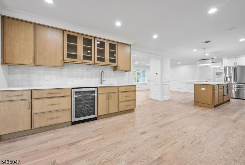 Wet bar open to kit