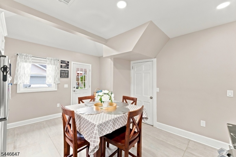 Eat-In Kitchen