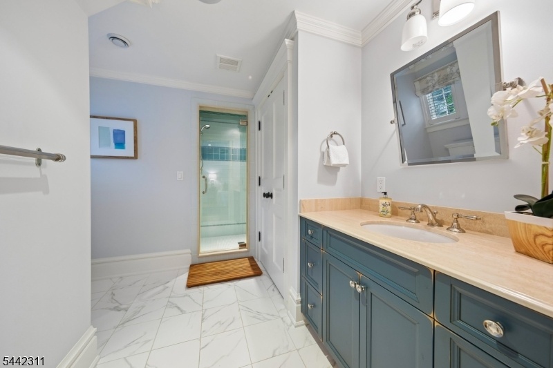 Beautiful Full Bath