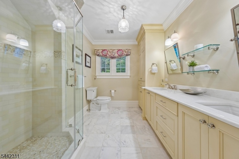 Beautiful Full Bath