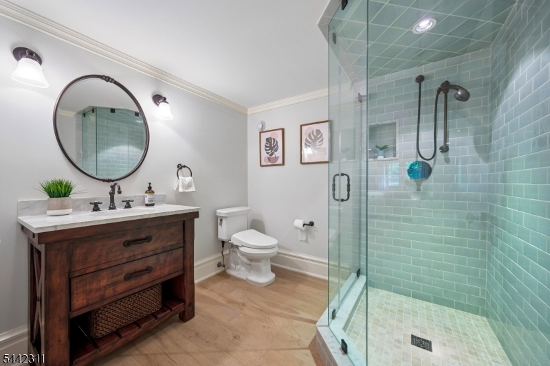 Beautiful Full Bath