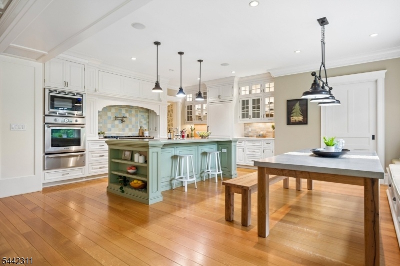 Gourmet Eat-in Kitchen