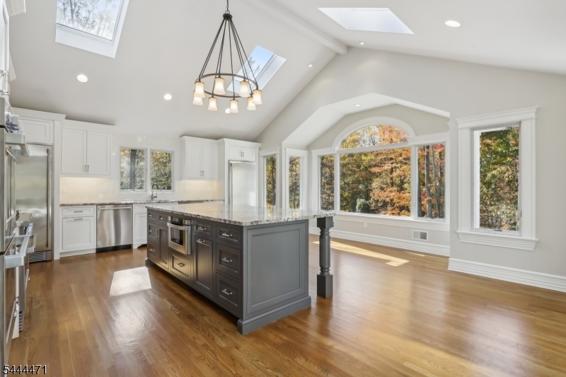Large eat-in Kitchen
